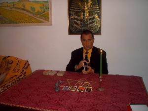 Cartomante Josef al lavoro nel suo studio